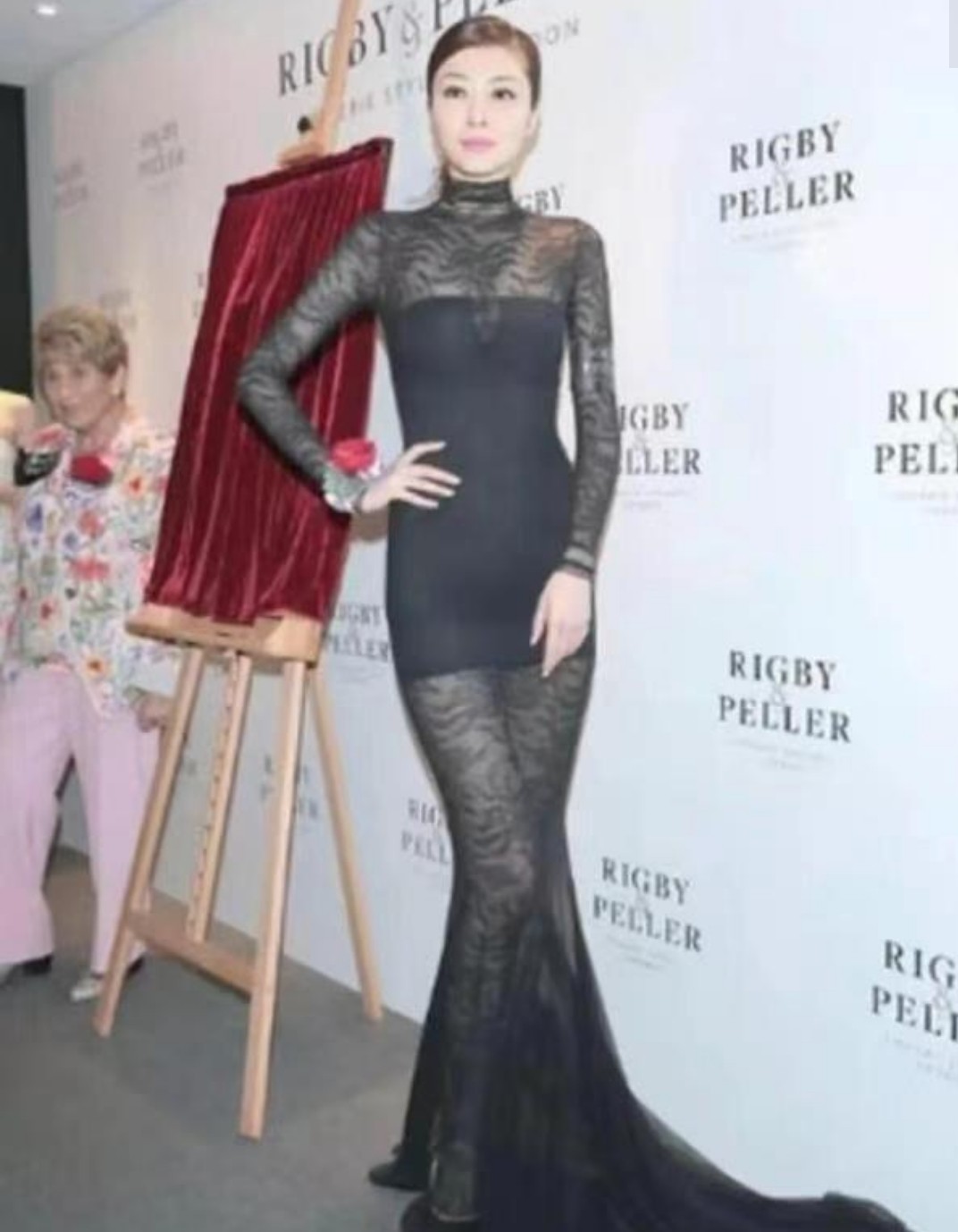 熊黛林|熊黛林穿黑色蕾丝连衣裙，上身若隐若现的肌肤，太让人着迷了