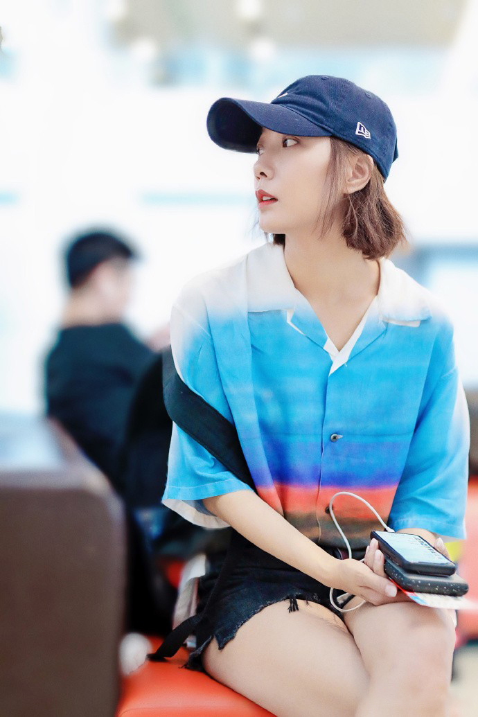 混搭时尚Anna|王珞丹终于忍不住在机场秀腿,169cm穿短裤穿出179cm,腿细得真实