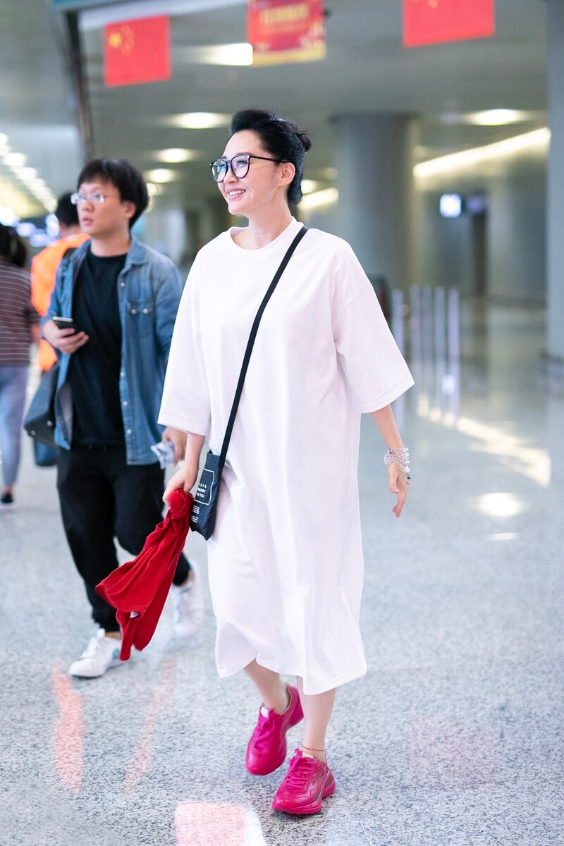 大表姐的时尚圈|年过五旬的许晴，礼服造型依旧很出众，优雅、自信、高级感十足