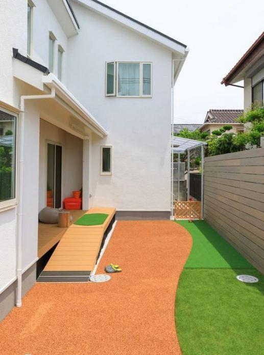 同样有个小院子，日本门前特意抬高铺甲板造斜坡，细节这么人性化