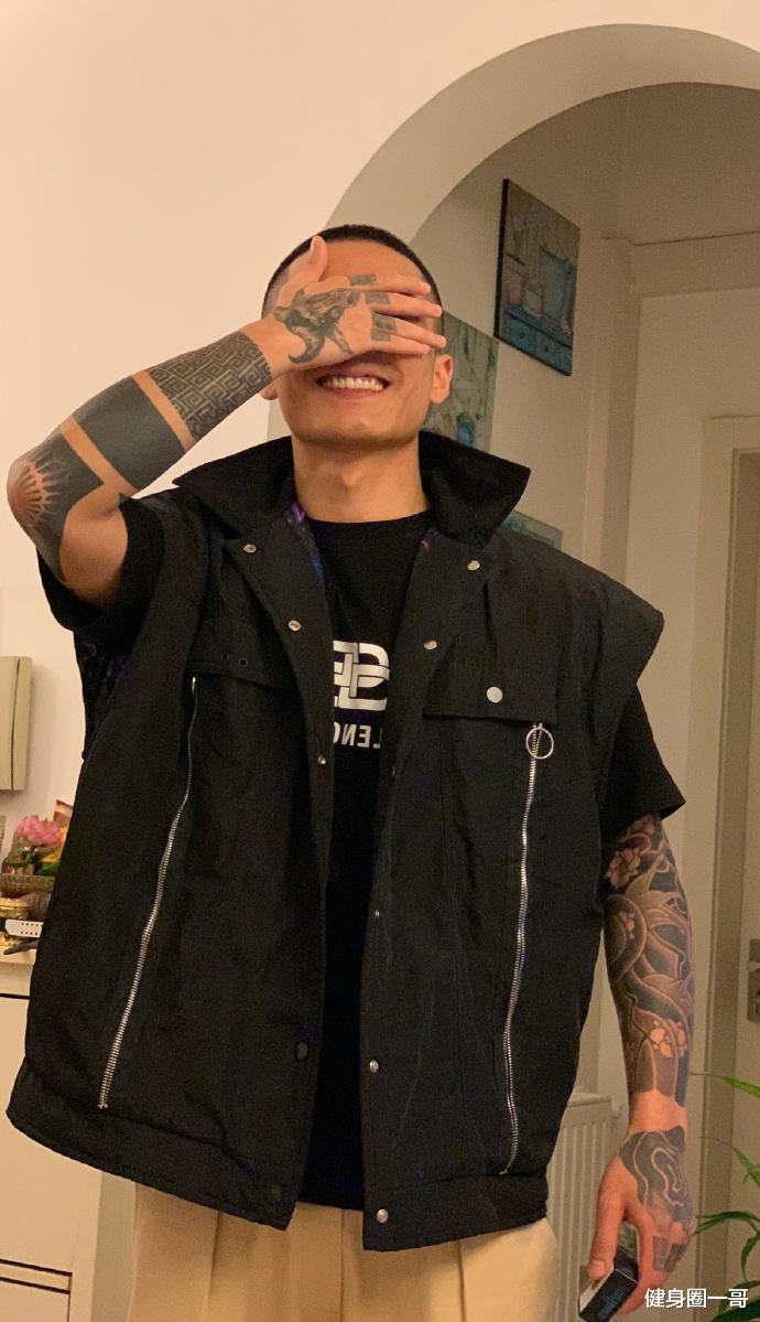 健身圈一哥 追逐时尚潮流的健身达人，撸铁健身锻造好身材，麒麟花臂很抢镜！