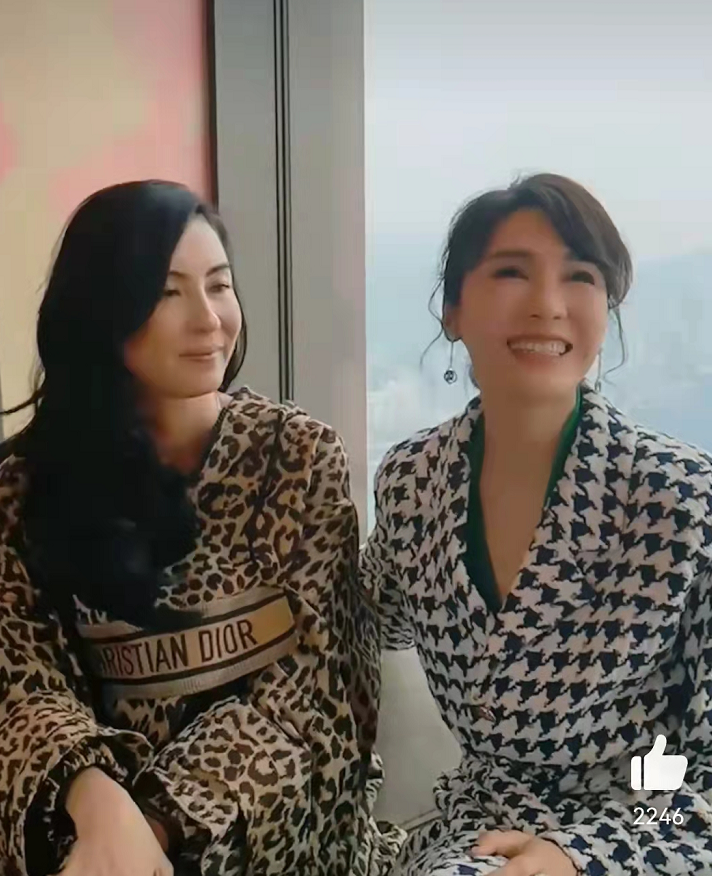 张柏芝|神颜张柏芝罕见翻车！穿豹纹装跟阔太黎姿世纪同框，脸肿一圈显老