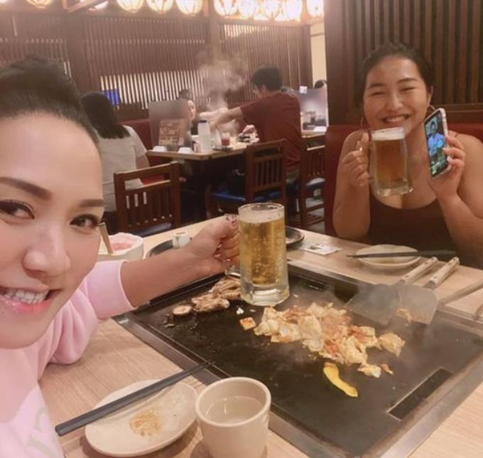 顿芳苓|黎瑞恩母女喝啤酒吃烤肉，18岁女儿皮肤黝黑像老爸，渴望进娱乐圈