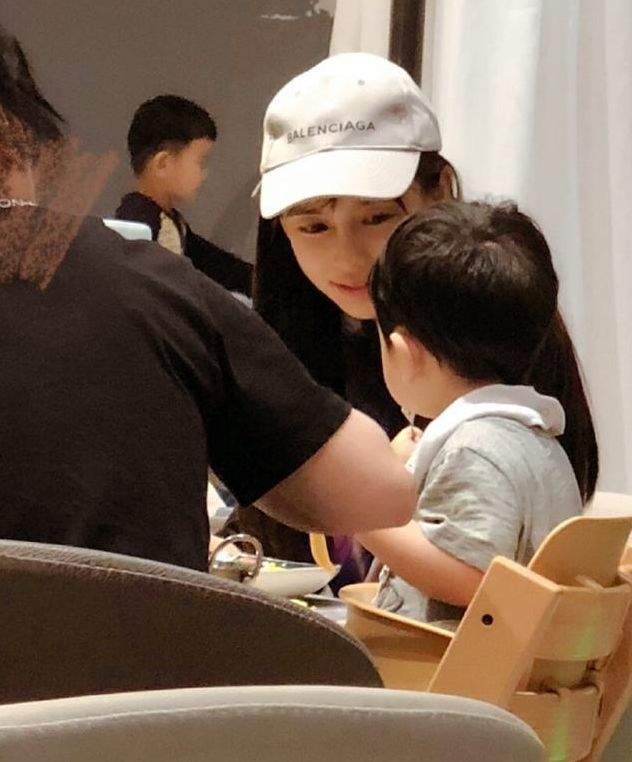 Angelababy|Baby母子逛环球影城，4岁小海绵暴风抽高，与威震天互动逗笑众人