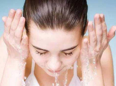 爽肤水|爽肤水你真的用对了吗？洗完脸直接拍水、大错特错，难怪皮肤差