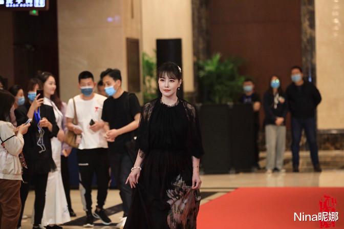 Nina昵娜 周海媚久违营业，穿连帽卫衣戴眼镜好文艺，同框泡泡玛特比谁眼大