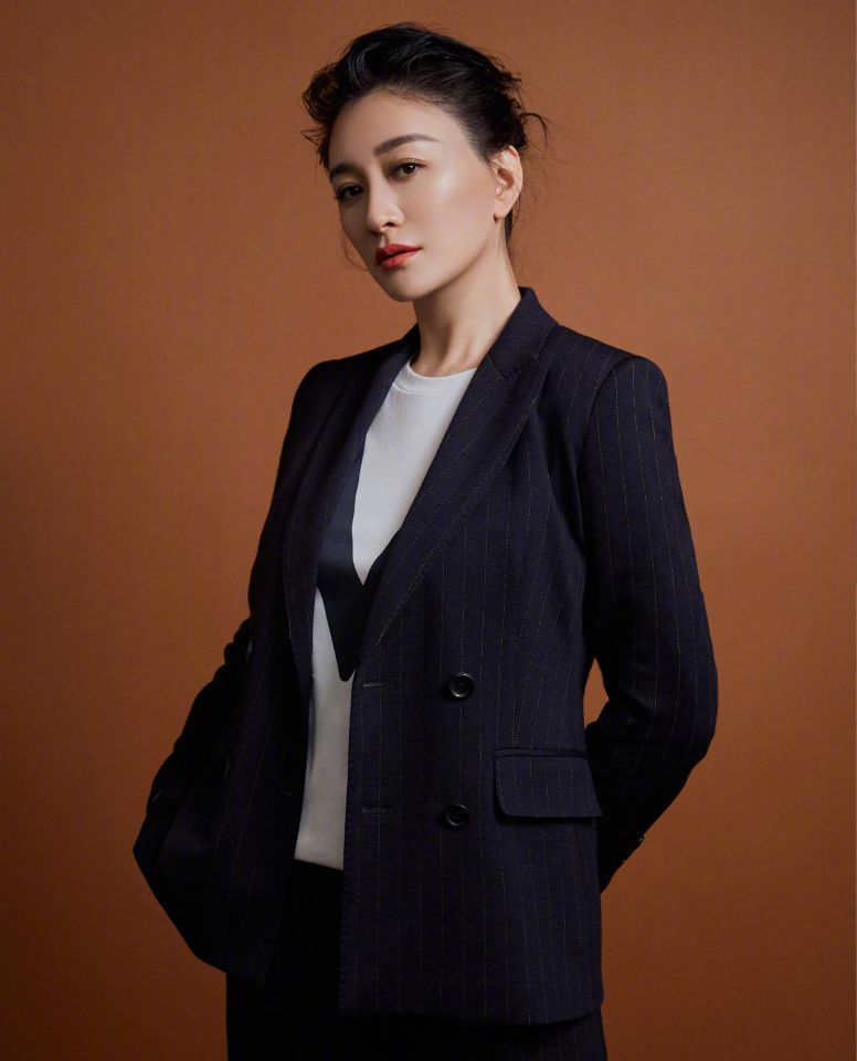 李小冉|李小冉穿丁字连体泳衣，身材热辣，感情却一波三折？