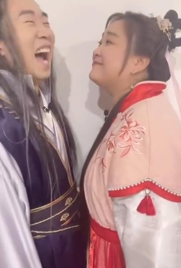 杨迪|贾玲和杨迪模仿“口臭夫妻”唱歌，一旁吃东西的范丞丞被吓懵！