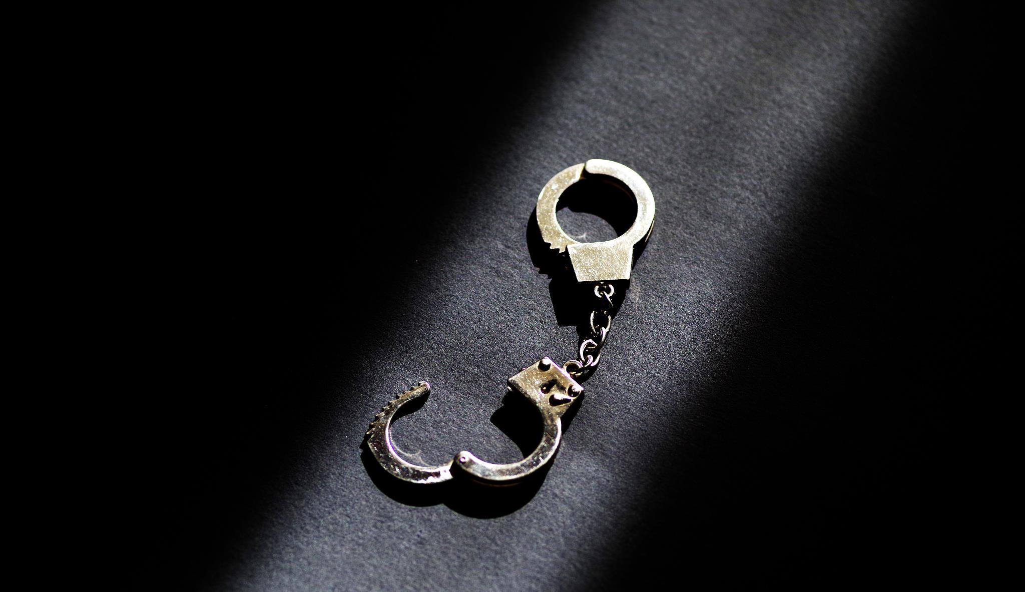 新疆奇案:貌美女酒醉酣睡餐馆包厢引色狼,无耻男浑水摸鱼起歹念