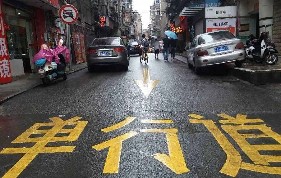 艾爱说汽车 开车误入单行车道怎么办？交警：一招救你，既不扣分也不罚款！