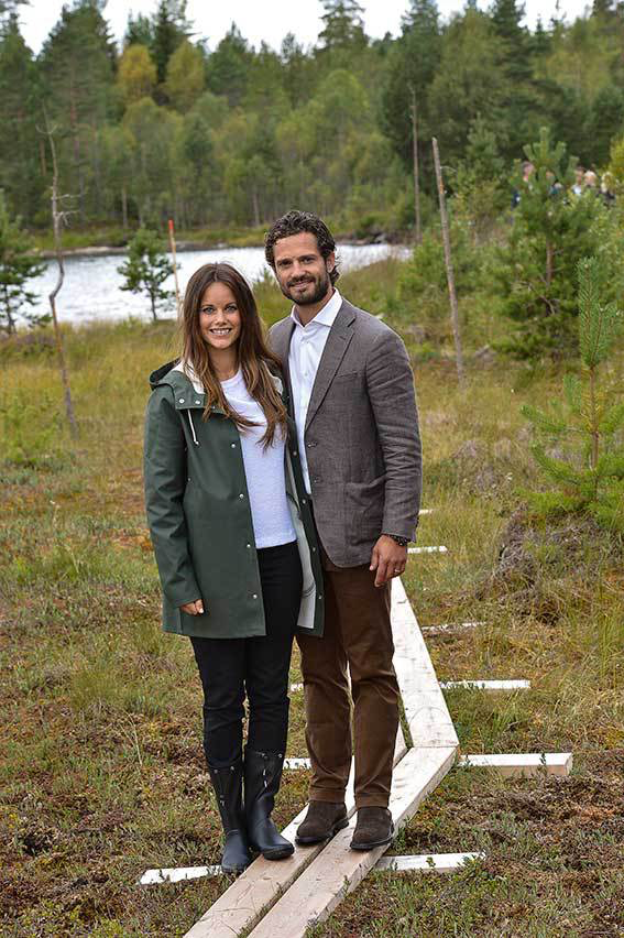 全球时尚风行|瑞典辣模王妃新照曝光！拖地喇叭裤太累赘，4个月大的小王子萌翻