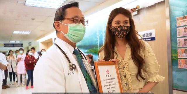 林志玲|林志玲曾深陷陪酒风波，多张现场照流出！婚后沉迷于做公益惹人敬