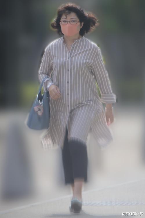 尚不红萌小舒 山口百惠中年发胖也是时髦人，穿衬衫配九分裤，从容优雅老去真美