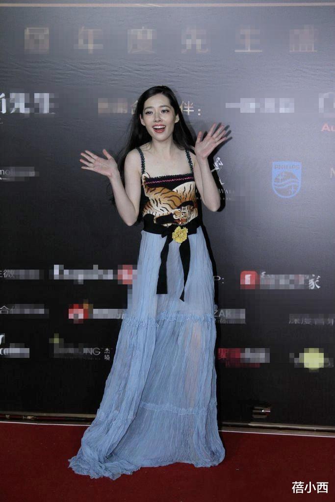 蓓小西|“郭碧婷”都嫁给豪门了还这么拼,穿吊带连衣裙亮相,又美出圈了