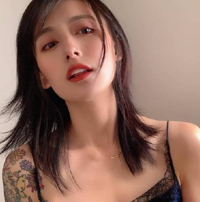 李诞|李诞带货女士内衣,称躺赢职场遭网友痛批,网红美妻曾家中挂东亚病夫匾额