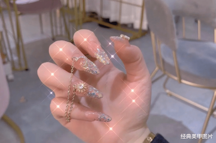 魏大勋|年前第一波美甲攻略，内有超级适合新娘的红色美甲，快来冲一波！