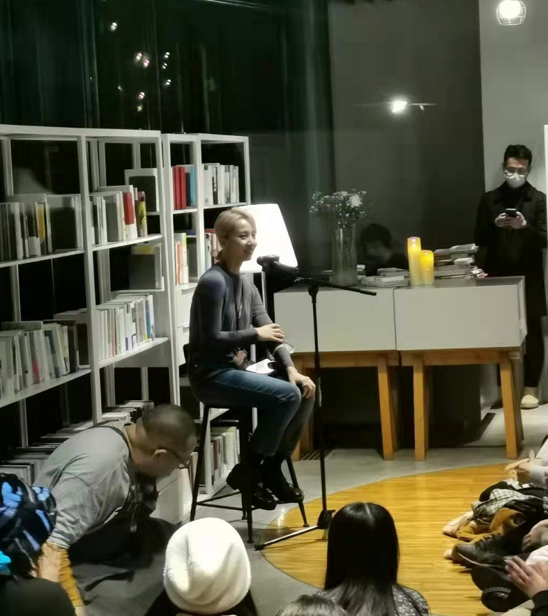 时尚风行派 黄磊携娇妻走机场!孙莉染金发颜值暴跌,二女儿穿搭时尚比多多美