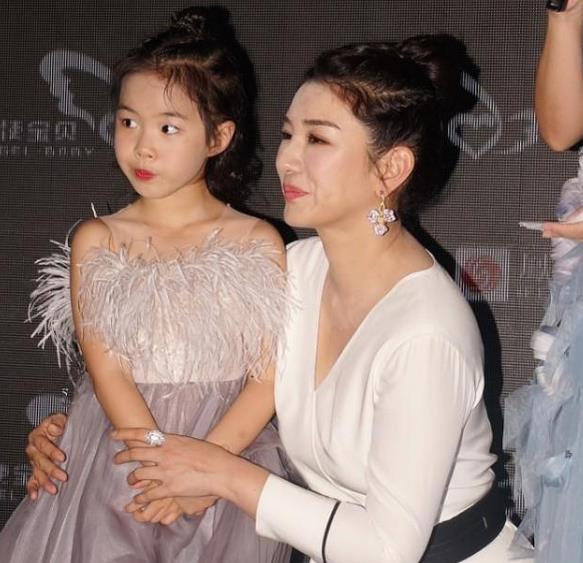 黄奕|黄奕跟女儿小芊玲同台，穿母女装宛如小公主，遗传了妈妈的高颜值