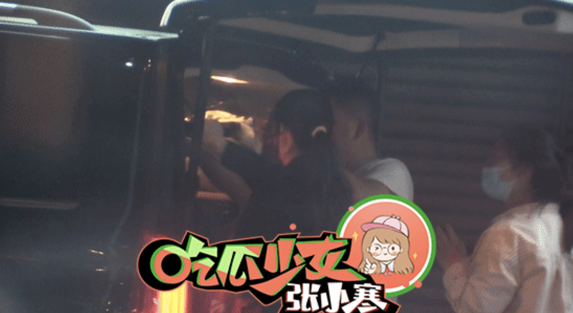 郭碧婷|郭碧婷带女儿购物，Cora穿扮粉嫩软萌可爱，有专人抱娃出行阵仗大