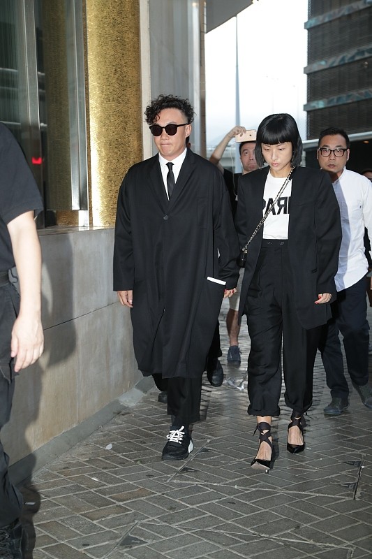 BiuVogue 陈奕迅和老婆感情真好，总是穿同色的服装，还要手拉手出门