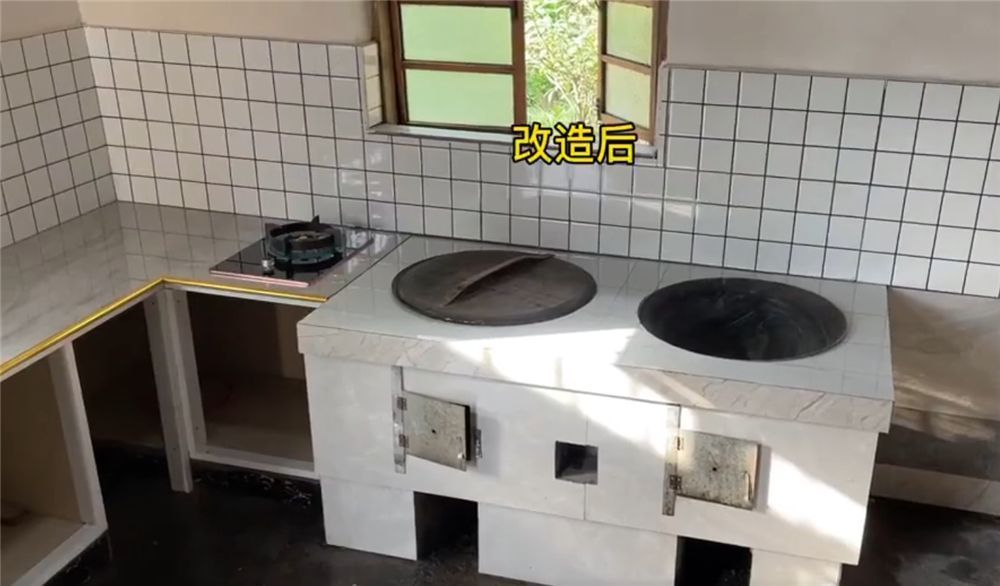 他回到乡下改造老式厨房,将脏旧石砌灶台重做橱柜,干净整洁多了