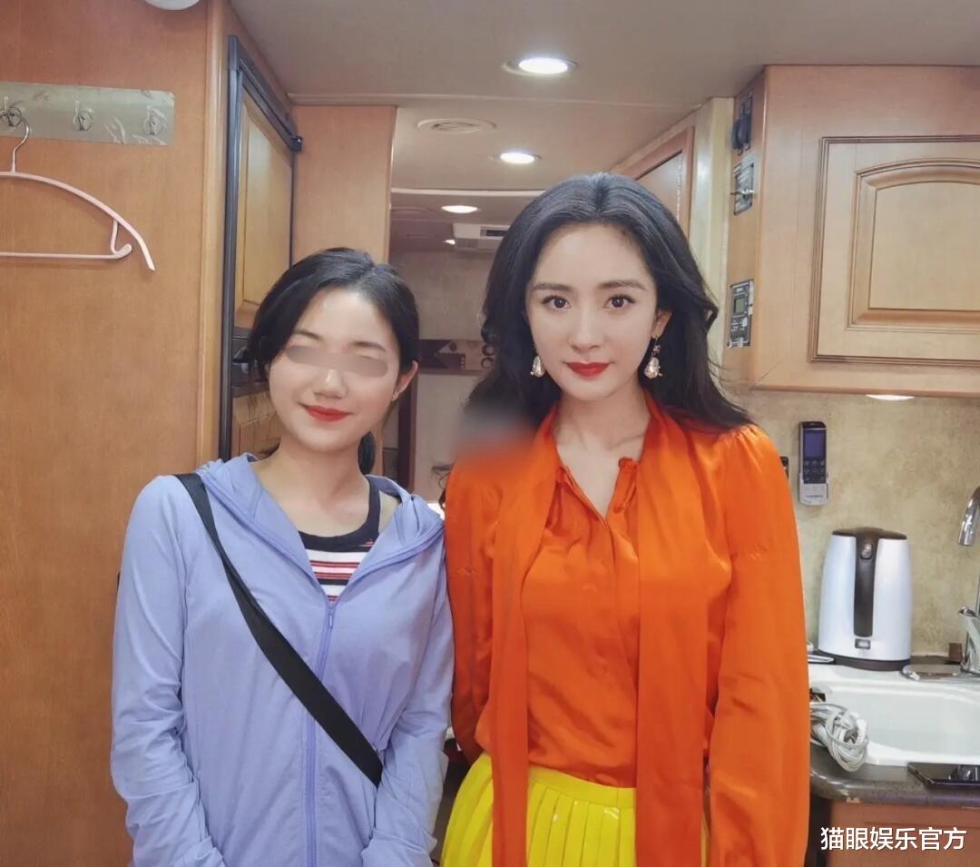 杨幂|知情人爆料杨幂每天只吃沙拉，身材好到爆炸，与素人合照却翻车？