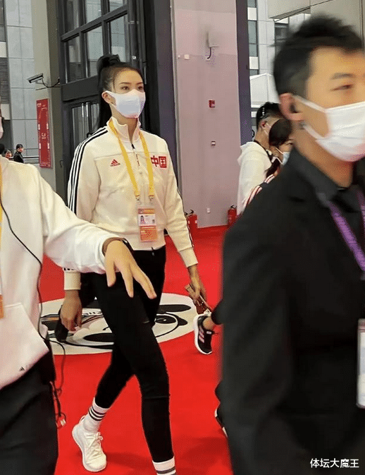 张常宁 女排人气顶流!张常宁高马尾紧身裤亮相进博会,身材颜值太抢镜!