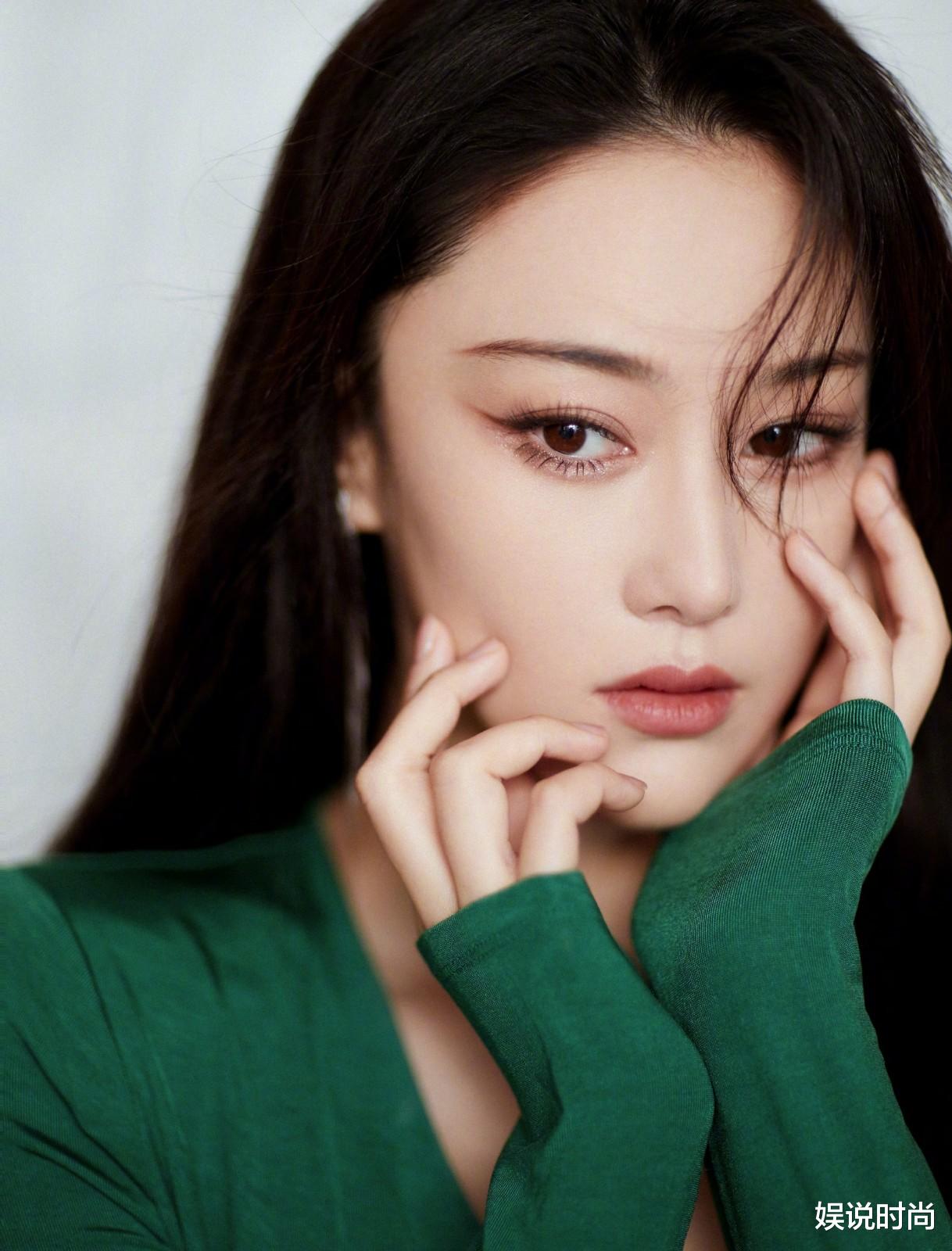 娱说时尚 ?张馨予的高级脸真精致，一袭绿裙遮不住曼妙身材，大长腿太吸睛