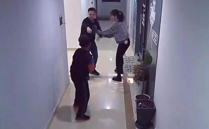 山东一夫妻当儿子面“打架”,儿子一旁默默观看,一举动引人怒赞