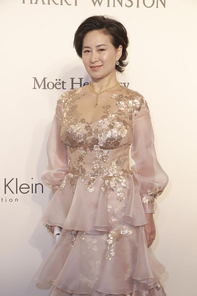 粉色|何超琼不像普通的富二代，和杨紫琼站一起都很大气，太高级贵气了