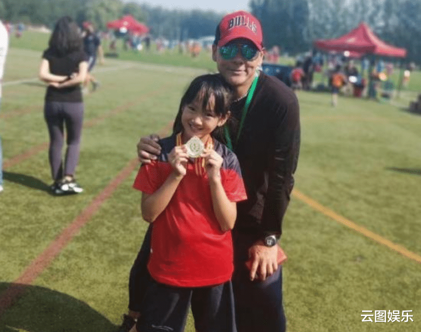 莫少聪|莫少聪为10岁女儿庆生，亲密靠肩感情好，与洪欣儿子却关系疏离