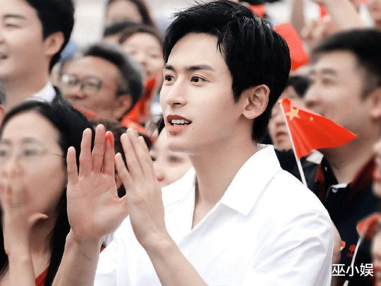 张哲瀚|张哲瀚诛仙剧照曝光？一人分饰两角显实力，银灰色造型被指廉价？