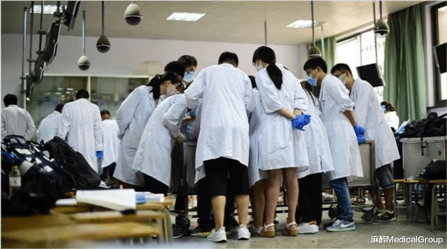 麻醉MedicalGroup|隔着屏幕看着病倒的父亲，而远方的医生儿子竟无能为力