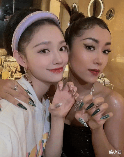 美甲 冬天怎么才能出彩？不如换上吉克隽逸同款圣诞美甲，高级感十足！