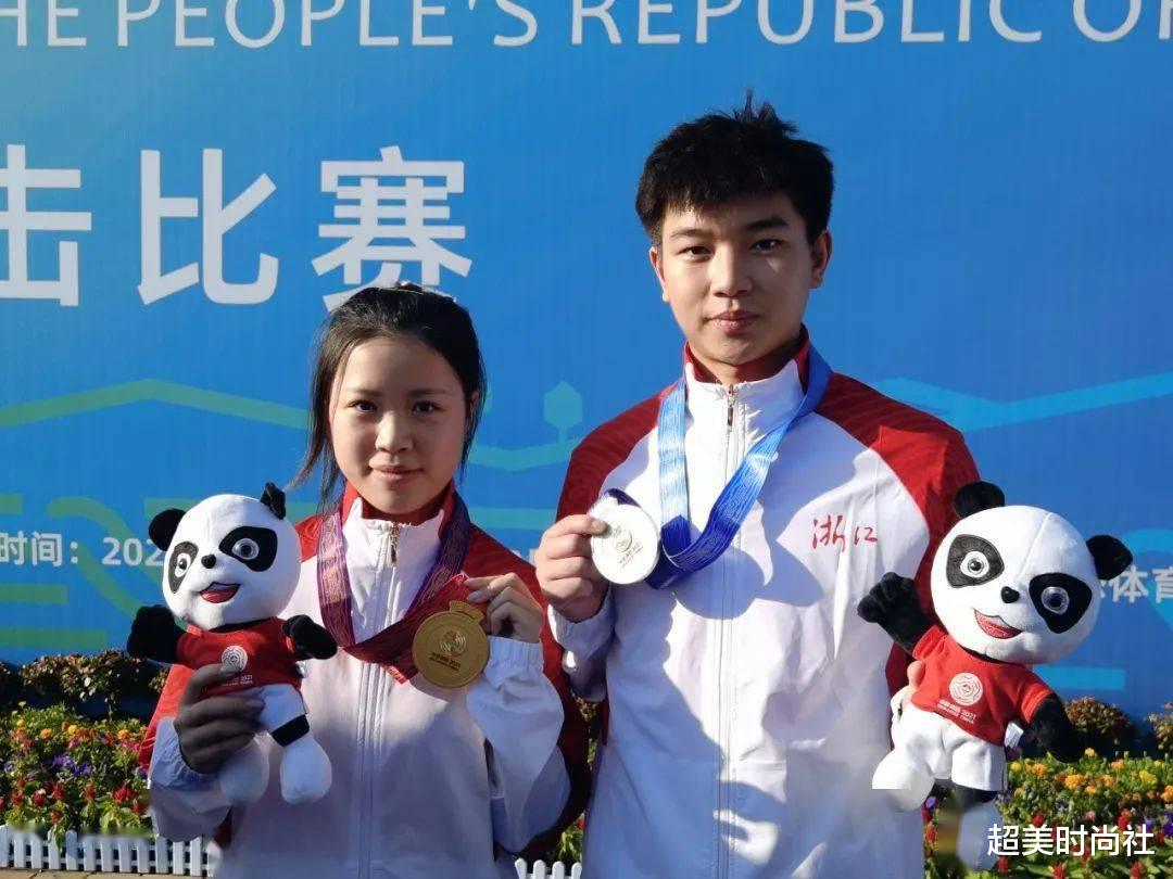超美时尚社|杨倩全运会再夺冠，赛场上戴紫色发圈被赞呆萌，私下穿搭也很可爱