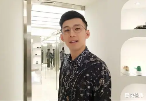 李天佑|时隔三年天佑频频试水，露脸直播半小时人气低落，单场收入仅2万