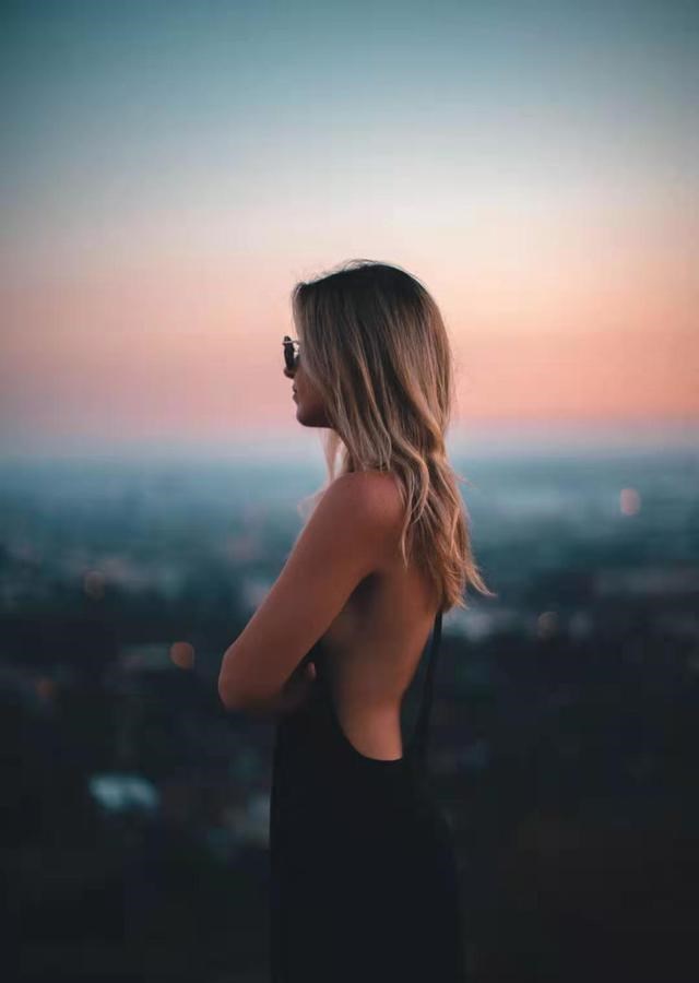 臀部|为什么有的人越活越年轻？心理学上的解释你可能想象不到