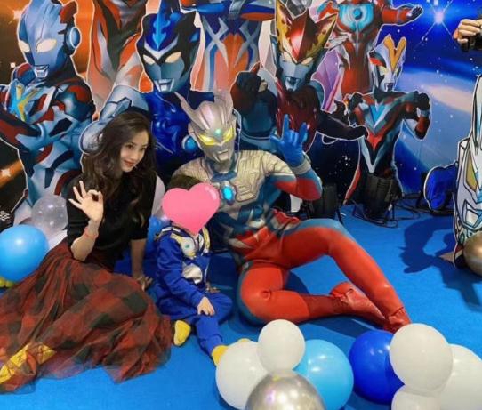 黄晓明|黄晓明44岁生日收获小海绵礼物，疑暴露自己与杨颖的感情现状