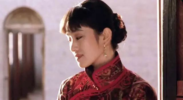 toni雌和尚的时尚经 拍一部戏就能get一个新技能的巩俐，这次学会了开枪