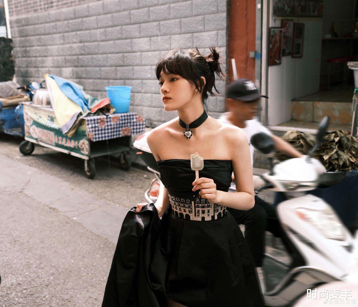 时尚麦丰|文琪穿礼服串街走巷拍写真,黑色抹胸裙气质高雅,也像一道风景线