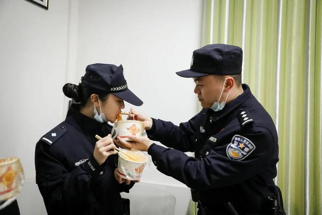 南充新闻网 「就地过年」倾听丨“双警”夫妻的新婚年