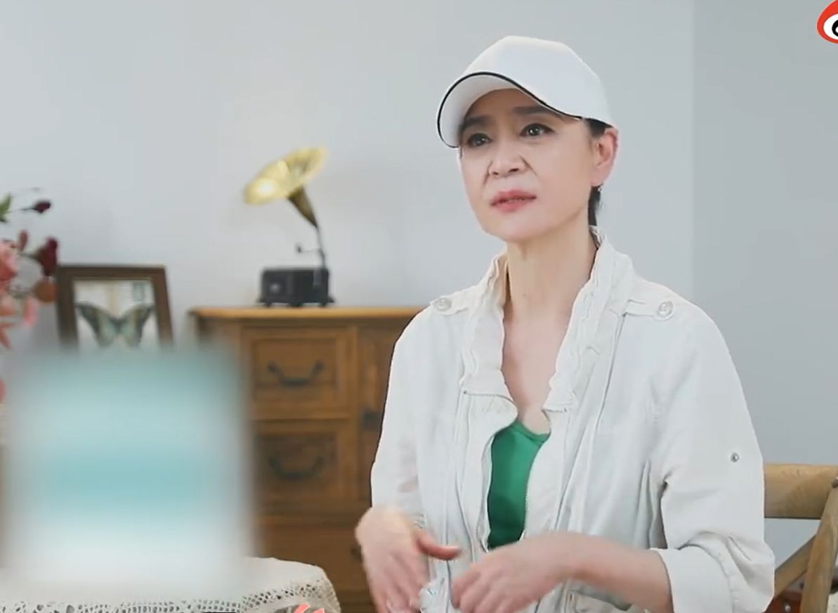 刘雪华|61岁刘雪华素颜似大妈，皮肤松弛老态明显，身材消瘦太让人心疼