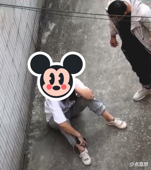 广东:女子当街被丈夫殴打,婆婆劝不住,选择视而不见!