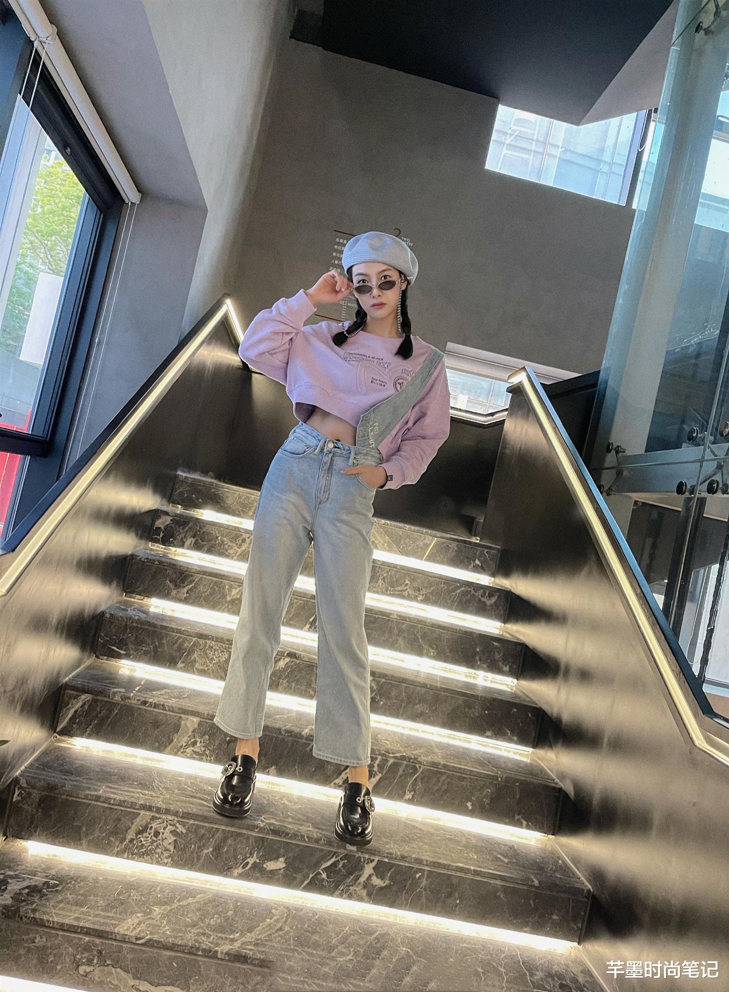 芊墨时尚笔记|宋茜头顶报纸好洋气,穿一套格子套装配罗马鞋,自带英伦风复古感