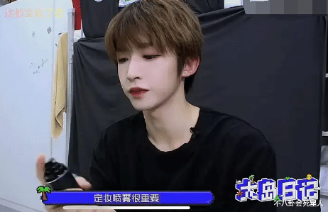 男团|男团成员比女星妆感还浓，手腕胸口抹粉，“踩高跷”成男版鞠婧祎