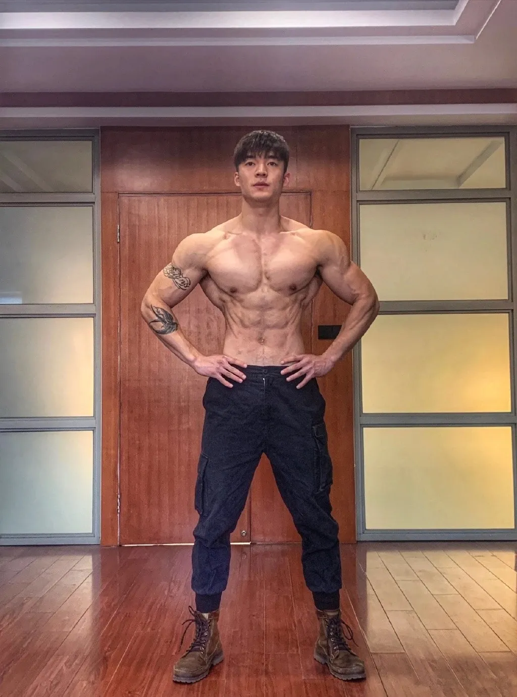 松山芭蕾舞团|酷似林更新的185肌肉私教被抓拍，没想到他的沙滩照更好看