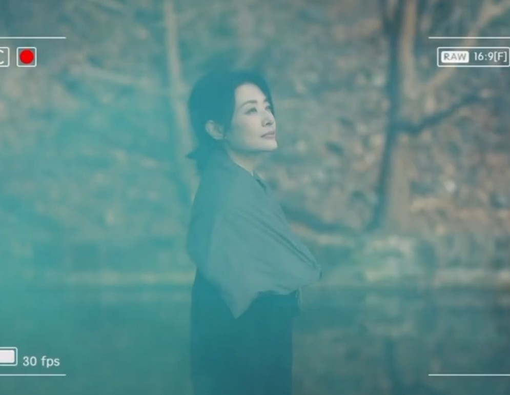 周涛|主持人周涛在山庄度假，美到不似53岁的人，接班人张蕾评论点赞