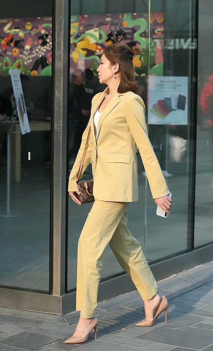 地下城与勇士|美女鹅黄色职业套装搭配高跟细，彰显清新，优雅和气质