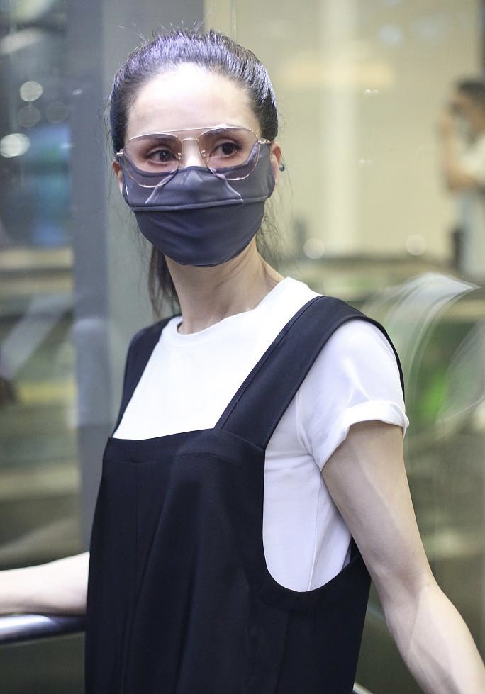 胡彦斌|李若彤一身休闲装现身机场，54岁这是什么神仙状态