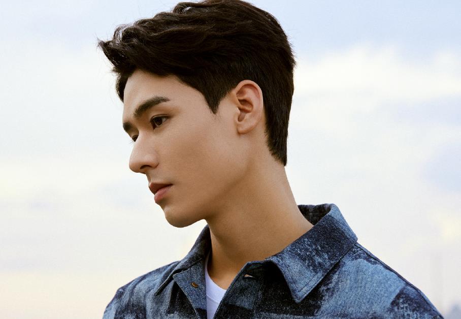 张哲瀚|直播被粉丝砸场子？评论区狂刷龚俊新CP，张哲瀚表情耐人寻味